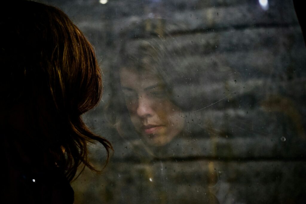 Junge Frau mit traurigem Blick als Ausdruck von emotionaler Belastung in der Krisenberatung der Praxis Nienna von Heilpraktikerin für Psychotherapie Martina Herrmann